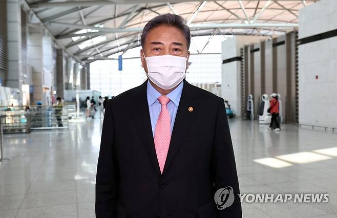 박진 외교부 장관, G20 외교장관회의 참석 위해 출국 (영종도=연합뉴스) 김인철 기자 = 박진 외교부 장관이 5일 오후 인천국제공항 제1터미널에서 싱가포르로 출국하기전 G20 외교장관회의 참석 의미와 소감 등을 밝히고 있다.
    박 장관은 5~7일 싱가포르를 방문한 뒤 7~8일 인도네시아 발리에서 열리는 믹타(MIKTA) 외교장관회의와 주요 20개국(G20) 외교장관회의에 참석한다.  2022.7.5 yatoya@yna.co.kr