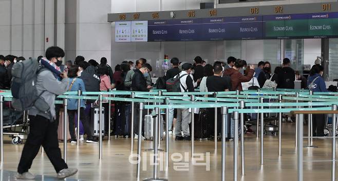 [이데일리 이영훈 기자] 인천국제공항 1터미널이 여행객으로 붐비고 있다.