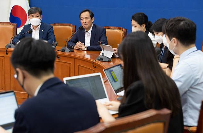 우상호 더불어민주당 비상대책위원장이 6일 국회에서 비공개 당무위원회를 마친 후 기자간담회를 하고 있다.(사진=연합뉴스)