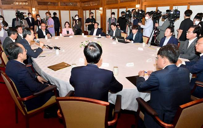 한덕수 국무총리가 6일 서울 삼청동 총리공관에서 열린 제1차 고위 당정협의회에서 발언하고 있다.(사진=국회사진취재단)