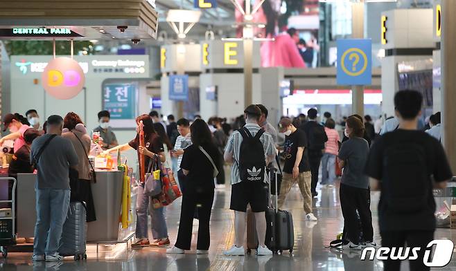 인천국제공항 제1여객터미널 출국장에서 지난 4일 여행객들이 출국을 기다리고 있다. /뉴스1 © News1 임세영 기자