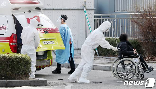 응급의료센터에서 의료진들이 환자를 이송하고 있다. 2022.3.21/뉴스1 © News1 민경석 기자