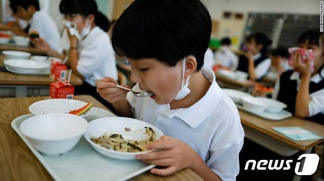 지난달 29일 일본 도쿄 센주 아오바 중학교에서 한 학생이 점심을 먹고 있다. CNN캡쳐 = © 뉴스1
