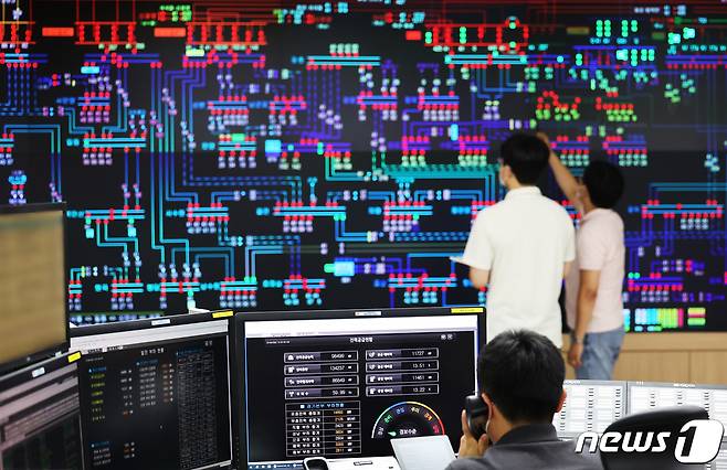 전국적으로 폭염이 기승을 부리고 있는 4일 오후 경기 수원시 한국전력공사 경기지역본부 전력관리처 계통운영센터에서 관계자들이 전력 수급 상황을 점검하고 있다. (공동취재) 2022.7.4/뉴스1 © News1 신웅수 기자