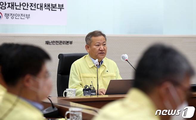 이상민 행정안전부 장관이 6일 오전 정부세종2청사 중앙재난안전상황실에서 열린 코로나19 중앙재난안전대책본부 회의에서 발언하고 있다. 2022.7.6/뉴스1 © News1 김기남 기자