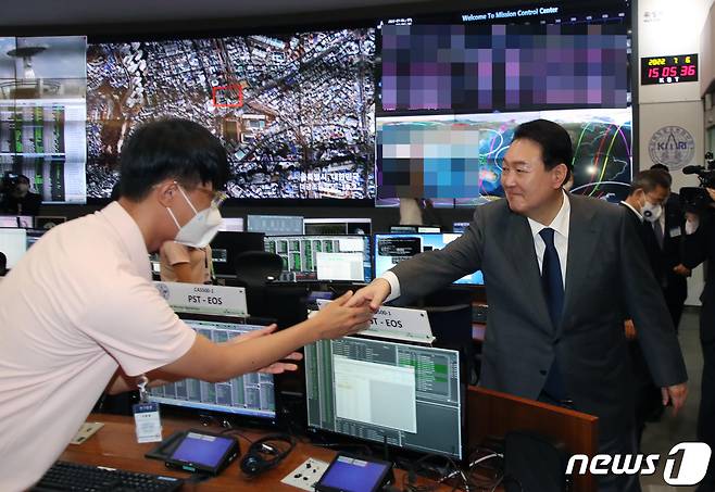 윤석열 대통령이 6일 대전 유성구 한국항공우주연구원에서 우주경제 비전 선포식을 가진 뒤 위성종합관제실에서 누리호 발사 위성 및 국가위성 운영 현황 브리핑을 들은 뒤 직원들을 격려하고 있다. (대통령실사진기자단) 2022.7.6/뉴스1 © News1 안은나 기자