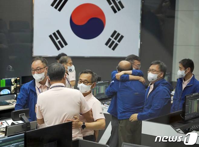 순수 국내기술로 제작된 한국형 최초 우주발사체 '누리호'(KSLV-Ⅱ)'가 성공적으로 발사된 21일 고흥 나로우주센터 임무통제센터에서 연구원들이 환호하고 있다. 누리호는 두번째 도전 끝에 발사에 성공했으며 이로써 우리나라는 세계 7번째로 1500kg급 실용 위성을 지구 저궤도(600~800㎞)에 수송할 수 있는 능력을 확보한 국가가 됐다.(한국항공우주연구원 제공) 2022.6.21/뉴스1 © News1 신웅수 기자