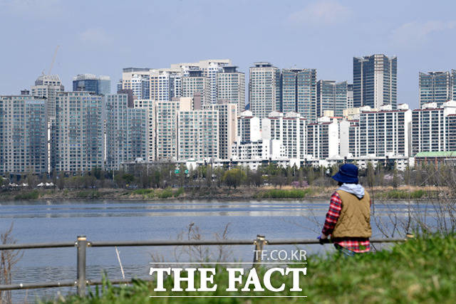 한국은행이 6일 발표한 '주택가격 전이효과 분석' 보고서에 따르면 강남지역 11개구의 매매 가격 변동이 다른 지역 주택가격 상승으로 파급되는 영향이 전체 주택가격의 21.9%를 차지했다. /더팩트 DB