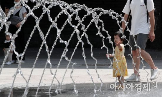 장맛비가 그치고 무더위가 기승을 부린 1일 서울 용산구 국립중앙박물관 바닥분수에서 한 아이가 물놀이를 하고 있다. 기상청에 따르면 주말과 휴일에는 장마가 소강상태에 들면서 비 대신 찜통더위가 맹위를 떨칠 것으로 보인다./김현민 기자 kimhyun81@