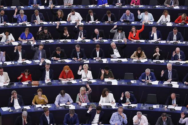 2022년 7월 6일 프랑스 스트라스부르의 유럽 의회에서 투표가 진행되고 있다. 이 세션의 의제는 가스 및 원자력 투자에 대한 '그린' 라벨 부여에 대한 투표이다./ EPA 연합뉴스