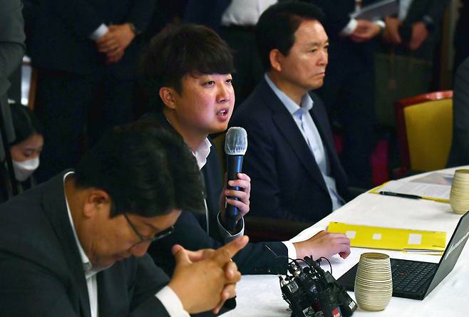 국민의힘 이준석 대표가 6일 오전 서울 종로구 삼청동 총리공관에서 열린 고위 당정 협의회에서 발언하고 있다. 왼쪽부터 국민의힘 권성동 원내대표, 이 대표, 성일종 정책위의장. /연합뉴스