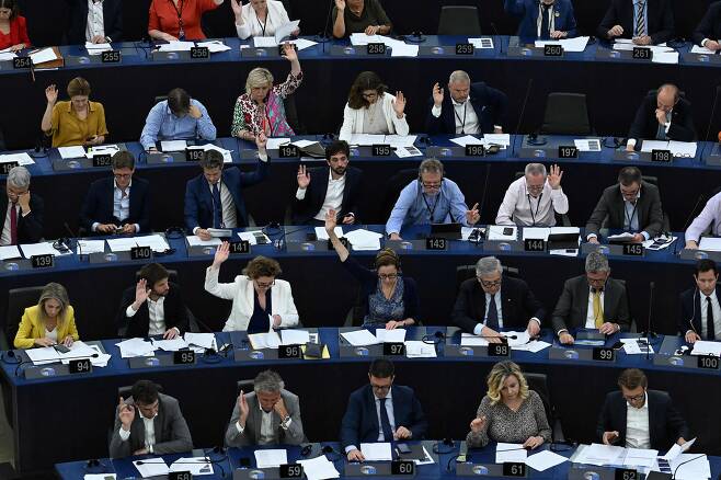 유럽연합 의회 의원들이 6일(현지시간) 프랑스 스트라스부르에서 원전과 가스를 택소노미에 포함할지 여부를 결정하는 투표에 참여하고 있다./AFP연합뉴스