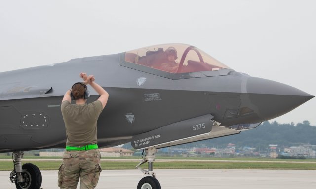 현존하는 세계 최강 스텔스기 중 하나로 꼽히는 미공군의 F-35A 6대가 5일 한반도로 전개했다. 미 공군은 14일까지 대한민국 공군과 함께 연합훈련을 펼칠 예정이다. 미 공군 제공