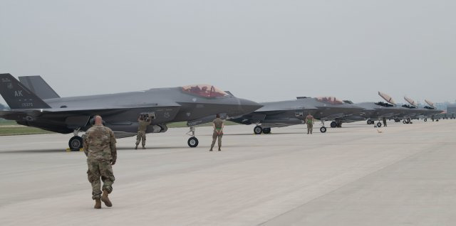 현존하는 세계 최강 스텔스기 중 하나로 꼽히는 미공군의 F-35A 6대가 5일 한반도로 전개했다. 미 공군은 14일까지 대한민국 공군과 함께 연합훈련을 펼칠 예정이다. 미 공군 제공