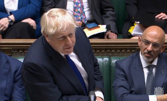 보리스 존슨 영국 총리가 6일(현지시간) 수도 런던의 하원에서 의원들의 질문에 답변하고 있다.AP뉴시스