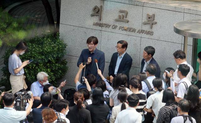 일본제철, 미쓰비시중공업, 후지코시 강제동원 소송 대리인단이 4일 서울 종로구 정부서울청사별관 앞에서 강제동원 배상 해법을 모색하기 위한 민관협의회 1차 회의에 앞서 기자회견을 하고 있다. 뉴스1