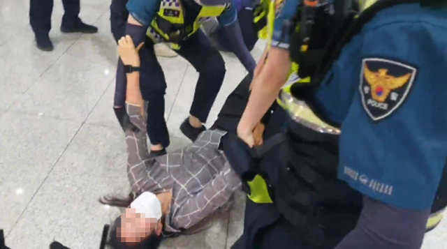 서울도시가스 안전점검원들이 지난 5월 24일 서울시청 서소문청사 별관 로비에서 시청 관계자와의 면담을 요구하다가 경찰의 제지로 끌려나가고 있다. 점검원들은 "서울시가 산정한 임금 수준에 맞는 월급을 받지 못하고 있다"고 호소하고 있다. 민주노총 공공운수노조 서울지역공공서비스지부 제공