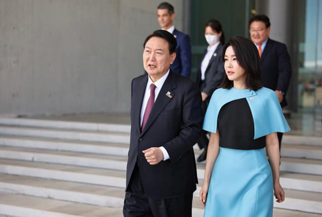 대통령실이 3일 윤석열 대통령과 김건희 여사의 북대서양조약기구(NATO·나토) 정상회의 순방 사진을 추가 공개했다. 사진은 지난달 30일 오후(현지시간) 바라하스 국제공항에서 공군 1호기에 탑승하기 위해 이동하는 윤 대통령 부부의 모습. 대통령실 제공