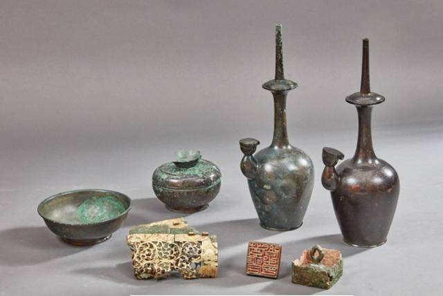 흥전리 출토 금속유물들. 청동정병, 금동번편, 청동인장 2점, 청동합과 대접. 불교문화재연구원 제공