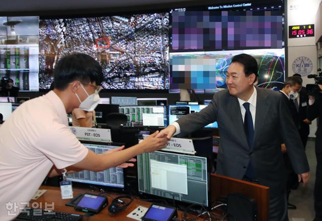 윤석열 대통령이 6일 대전 유성구 한국항공우주연구원에서 우주경제 비전 선포식을 한 뒤 위성종합관제실에서 누리호 발사 위성 및 국가위성 운영 현황 브리핑을 들은 뒤 직원들을 격려하고 있다. 대전=서재훈 기자