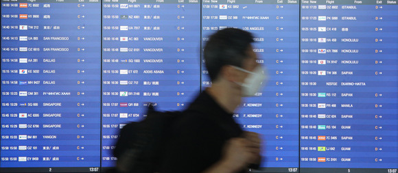 여행객들로 붐비는 인천국제공항. [사진=뉴시스]