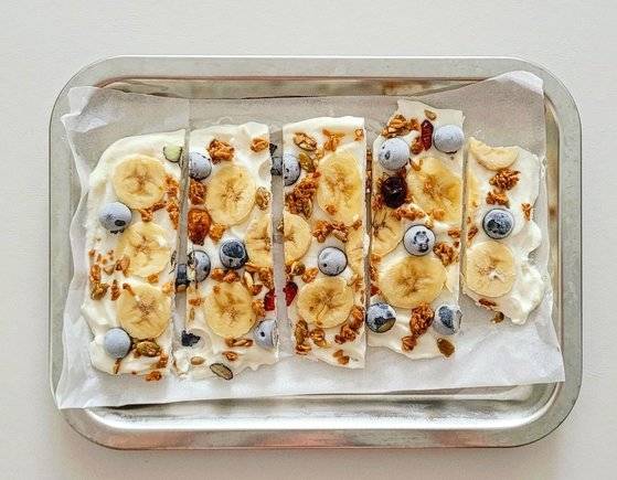 토핑은 요거트 사이에 살짝 파묻힐 정도로 눌러 준다. 사진 신혜원