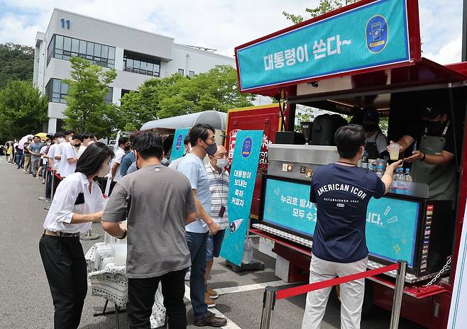 6일 오후 대전시 유성구 한국항공우주연구원에 윤석열 대통령이 누리호 발사성공을 축하하기 위해 보낸 커피차가 등장해 눈길을 끌고 있다. 윤 대통령은 이날 항우연에서 열린 우주경제 비전 선포식에 참석했다.[연합뉴스]