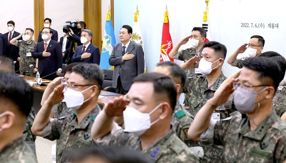 윤석열 대통령이 6일 오전 충남 계룡대에서 열린 22년 전반기 전군 주요지휘관회의에 앞서 국민의례를 하고 있다. 대통령실 사진기자단