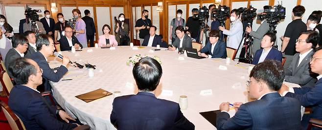 한덕수 국무총리가 6일 서울 삼청동 총리공관에서 열린 윤석열 정부 첫 고위 당정협의회에서 발언하고 있다. 국회사진기자단