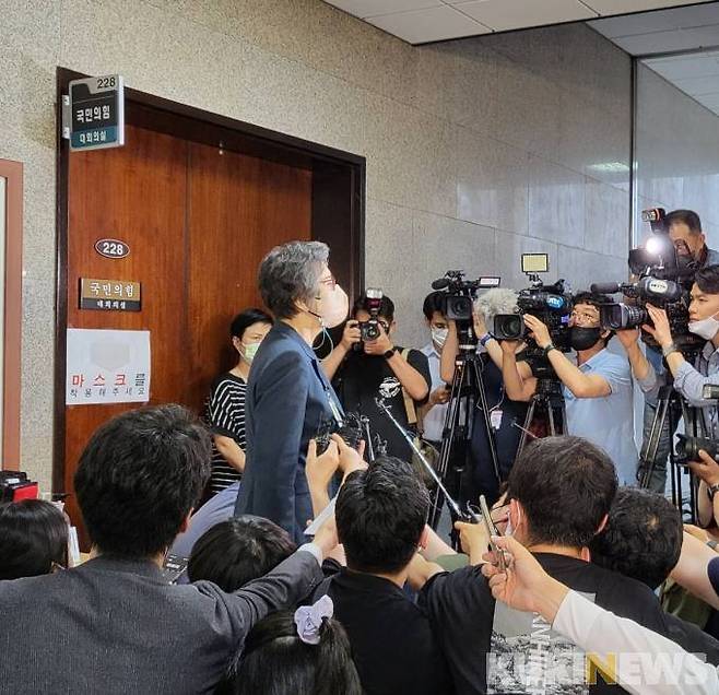 지난달 22일 열린 국민의힘 중앙당 윤리위원회 직후 기자들과 만나 발언하는 이양희 윤리위원장의 모습.   사진=이승은 기자