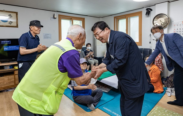 김경호 광진구청장(오른쪽)이 지난 5일 중곡4동 용곡 구립경로당을 찾았다.  /사진=광진구 제공