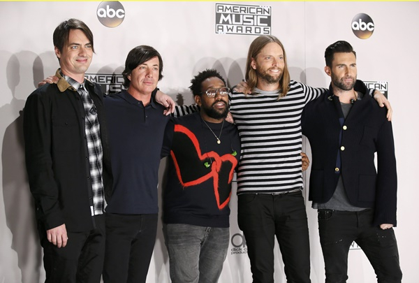 욱일승천기 사용 논란을 빚은 밴드 마룬 5(Maroon 5)가 해당 사진을 삭제했다.  사진은 2016년 11월 미국 캘리포니아 로스앤젤레스에서 열린 2016 American Music Awards에 참석한 그룹 마룬5. /사진=로이터