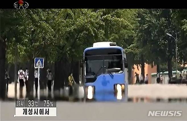 [서울=뉴시스]지난 3일 북한 조선중앙TV가 방영한 개성 시내 장면에서 과거 개성공단 노동자 통근용으로 우리 측이 제공한 것으로 추정되는 버스가 운행하고 있다. (사진=조선중앙TV 갈무리) 2022.07.06