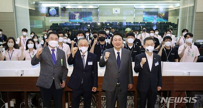 [대전=뉴시스] 전신 기자 = 윤석열 대통령이 6일 대전 유성구 한국항공우주연구원에서 열린 우주경제 비전 선포식을 마친 후 종합관제실을 찾아 직원들과 기념촬영하고 있다. 2022.07.06. photo1006@newsis.com