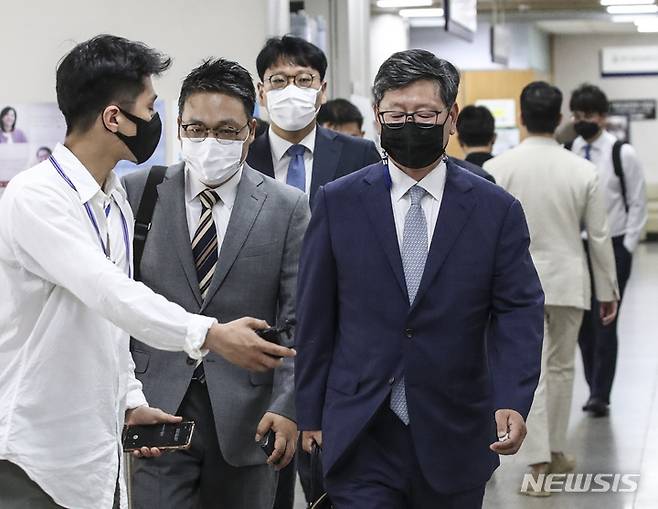 [서울=뉴시스] 김근수 기자 = 이용구 전 법무부 차관이 6일 오후 서울 서초구 서울중앙지방법원에서 '택시기사 폭행' 혐의와 관련 1심 결심 공판에 출석하고 있다. 2022.07.06. ks@newsis.com