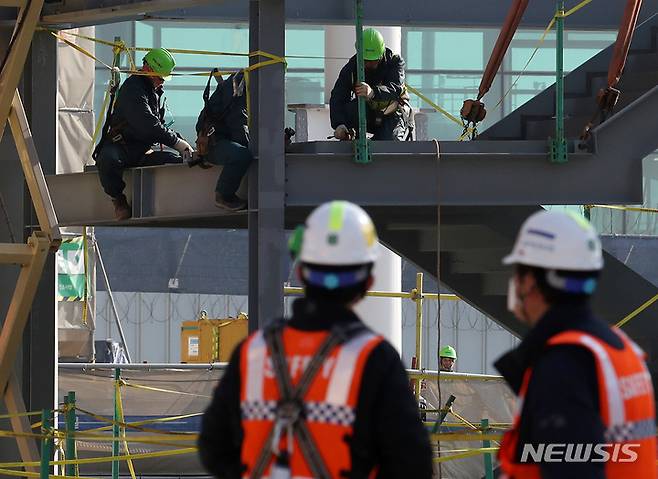 [인천공항=뉴시스] 조성우 기자 = 지난 1월26일 오후 인천국제공항 제2터미널 4단계 건설사업 현장에서 근로자들이 작업을 하고 있다. (사진은 기사와 관련 없습니다) 2022.01.26. xconfind@newsis.com