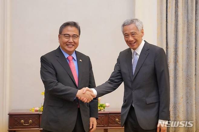 [서울=뉴시스]박진 외교부 장관은 6일 리센룽 싱가포르 총리를 예방했다. (사진=외교부 제공) 2022.07.06. photo@newsis.com