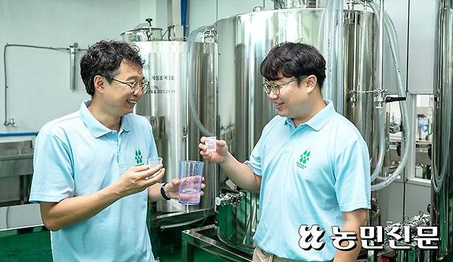 강원 강릉 자연과사람들 조희동 대표(오른쪽)와 이규선 팀장이 우리쌀로 빚은 ‘강릉소주’ 맛을 확인하고 있다. 강릉=현진 기자