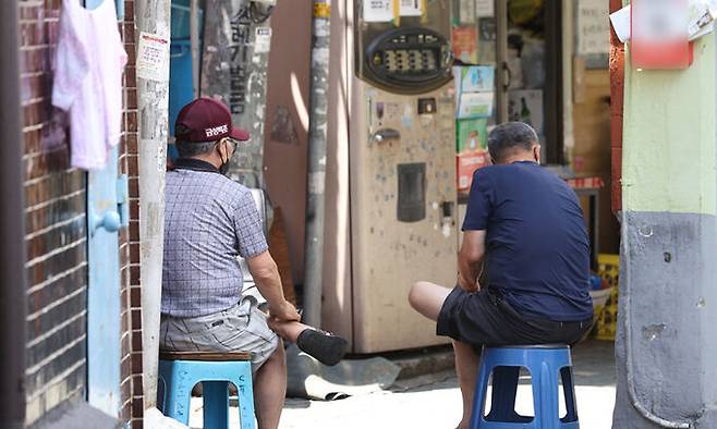 지난 1일 서울의 한 쪽방촌 일대에서 주민들이 그늘을 찾아 더위를 피하고 있다. 연합뉴스