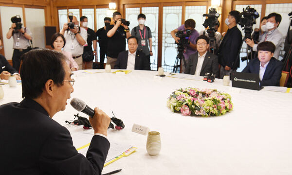 6일 서울 삼청동 총리공관에서 윤석열 정부 출범 뒤 처음으로 열린 고위 당정 협의회에서 한덕수 국무총리가 발언하고 있다. 국회사진기자단