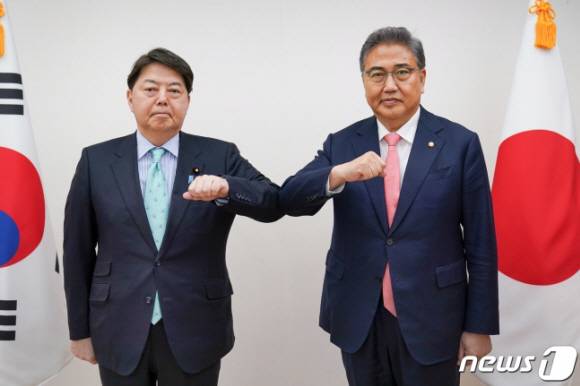 정부가 강제징용 피해배상 해결을 위한 민관협력기구를 이달 중 발족하기로 했다. 사진은 지난달 윤석열 대통령 취임식에 일본 총리 특사로 방한한 하야시 요시야마(왼쪽) 일본 외무상과 박진 외교부 장관. 뉴스1