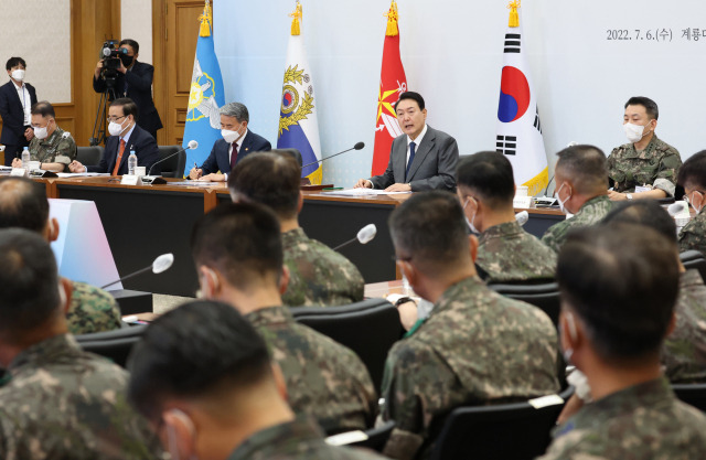 윤석열 대통령이 6일 충남 계룡대에서 열린 전군 주요지휘관회의에서 발언하고 있다. 연합뉴스