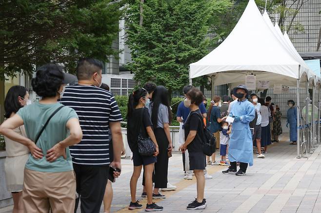 코로나19 유행이 재반등 조짐을 보이는 가운데 7월4일 오전 서울 서초구보건소 선별진료소에서 시민들이 검사를 기다리며 줄을 서 있다. ⓒ 연합뉴스