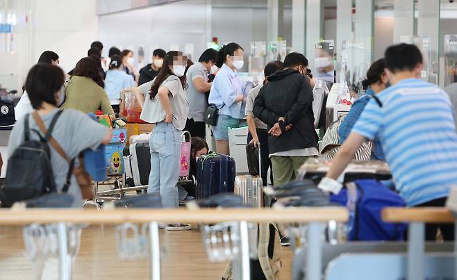 코로나19 확산으로 축소됐던 인천국제공항 국제선 운항이 정상화된 8일 오후 인천국제공항 제1여객터미널 출국장 탑승수속 카운터가 붐비고 있다. ⓒ연합뉴스