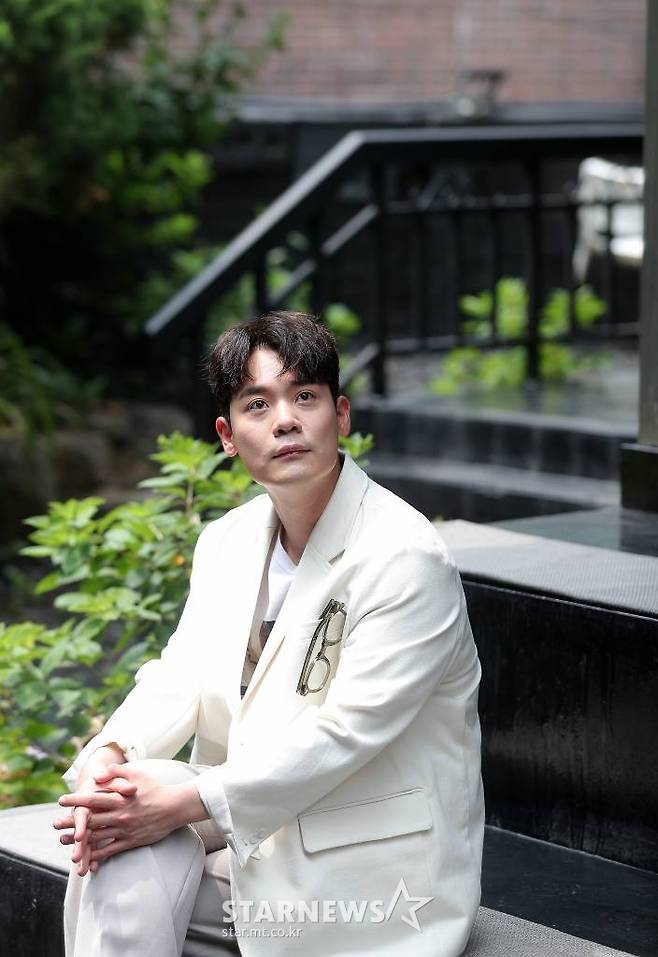 '팬텀싱어3' 우승팀 라포엠 리더 가수 유채훈이 5일 오후 서울 마포구 서교동의 한 카페에서 진행된 첫 솔로 미니앨범 'Podium'(포디움) 발매 기념 기자간담회에 앞서 포즈를 취하고 있다.  유채훈의 이번 앨범은 타이틀곡 '별의 기억'을 비롯해 '산책', '꽃', '숨', 유채훈의 자작시 '이대로 여름' 등 총 5트랙으로 구성됐다. 유채훈은 오는 23일부터 앨범명과 동명의 타이틀로 서울, 부산, 전주에서 단독 콘서트를 진행한다. 2022.07.05 /사진=김창현 기자 chmt@