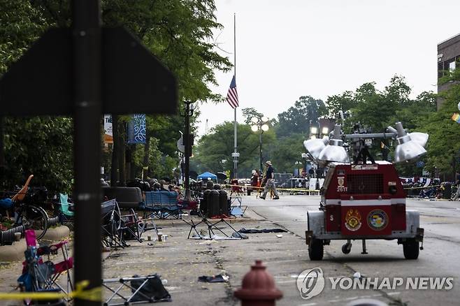 미 독립기념일 총기난사 현장서 증거 수집하는 FBI (하이랜드파크 AP=연합뉴스) 미국 독립기념일 퍼레이드 총기난사 발생한 하이랜드파크 시내에서 5일(현지시간) 연방수사국(FBI) 수사관들이 증거를 수집하고 있다. 전날 하이랜드파크에서는 독립기념일 기념 퍼레이드 행렬을 겨냥한 무차별 총격 사건이 벌어져 최소 7명이 숨지고 30명 이상이 다쳤다. [시카고 선 타임스 제공] 2022.7.6 leekm@yna.co.kr