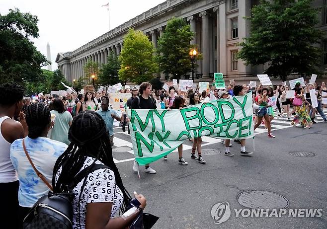 美 '낙태권 폐기' 후폭풍…미국 전역서 거센 저항 (워싱턴DC 로이터=연합뉴스) 미국 연방대법원이 '토마스 돕스 대 잭슨 여성보건기구' 사건에서 '로 대 웨이드' 판례를 뒤집는 낙태권 폐기 판결을 내린 지 이틀 후인 26일(현지시간) 낙태 옹호론자들이 워싱턴 연방대법원 앞에서 시위를 벌이고 있다. 이들은 해당 판결이 미국의 역사를 후퇴시켰다며 낙태권 보장을 위해 맞서겠다고 밝혔다. 2022.06.27 ddy04002@yna.co.kr