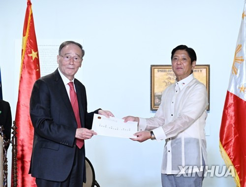 왕치산 중국 부주석과 마르코스 필리핀 대통령 [신화=연합뉴스 자료사진]