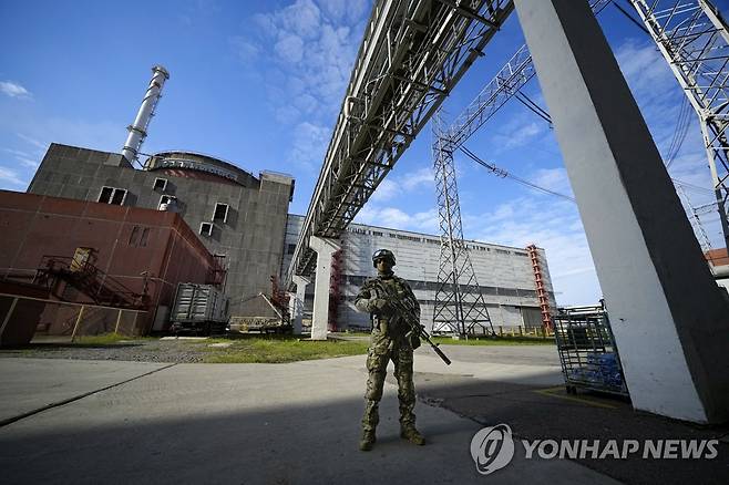 우크라이나 자포리자 원전을 경계하는 러시아 병사 [AP 연합뉴스 자료사진. 재판매 및 DB 금지]