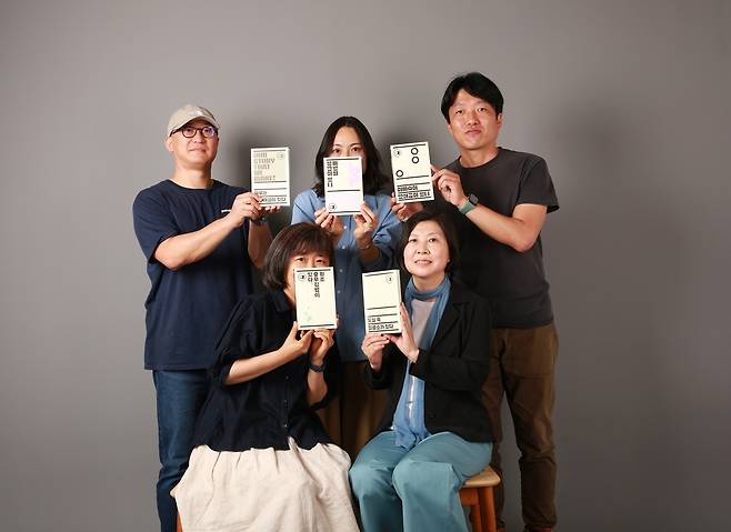 '어딘가에는 @ 있다' 시리즈를 함께한 지역 출판사 대표들 뒤쪽부터 시계방향으로 최진규(포도밭출판사), 천소희(열매하나), 박대우(온다프레스), 유정미(이유출판), 정은영(남해의봄날) 대표. [남해의봄날 제공. 재판매 및 DB 금지]